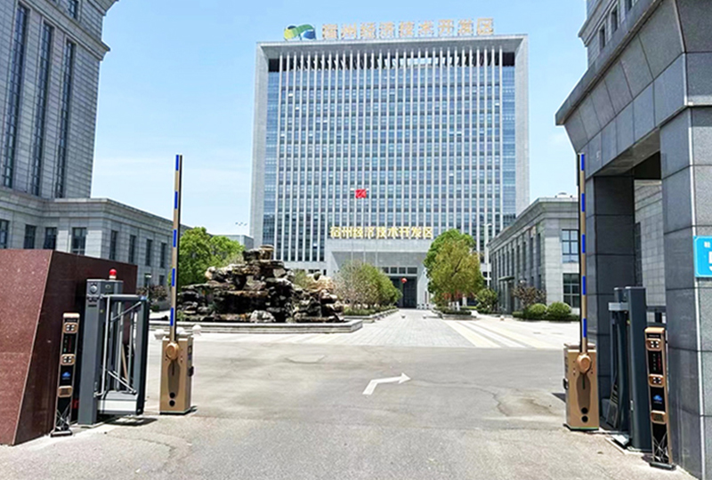 某開發(fā)區(qū)停車場采用 “安快” 一進(jìn)一出直桿道閘