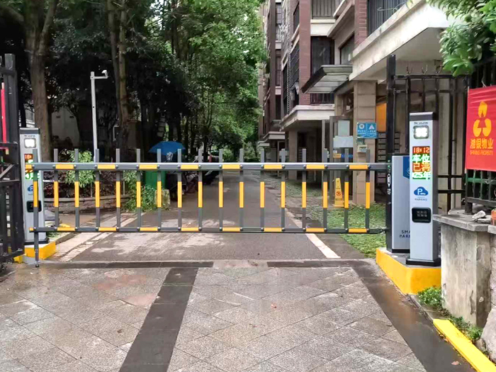 某小區(qū)停車場(chǎng)采用 “安快” 同進(jìn)同出柵欄款道閘