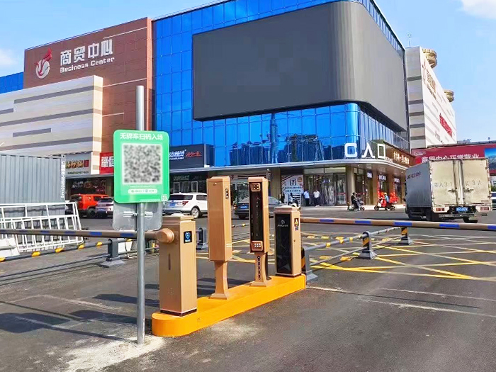 某商圈采用 “安快” 一進(jìn)一出車牌識(shí)別系統(tǒng)