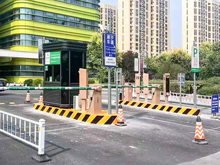 某醫(yī)院停車場采用 “安快” 車牌識別系統(tǒng)