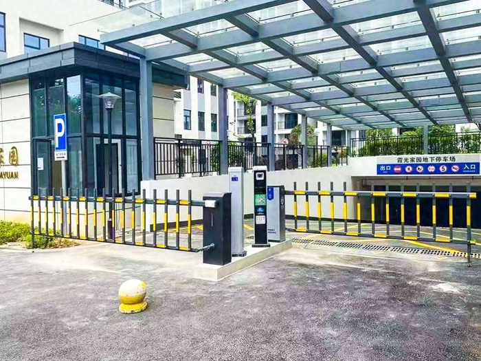 某小區(qū)地下停車場(chǎng)采用 “安快” 一進(jìn)一出車牌識(shí)別系統(tǒng)