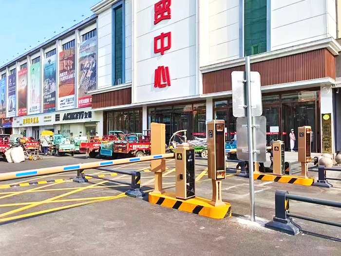 某商貿(mào)中心采用 “安快” 一進(jìn)一出車牌識別系統(tǒng)案例圖